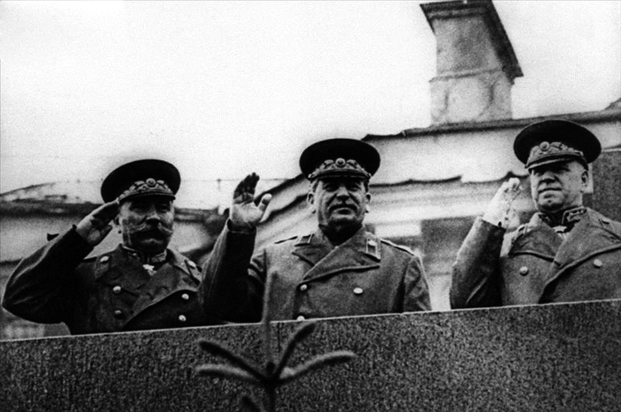 历史上最特殊的一次阅兵式，士兵荷枪实弹，结