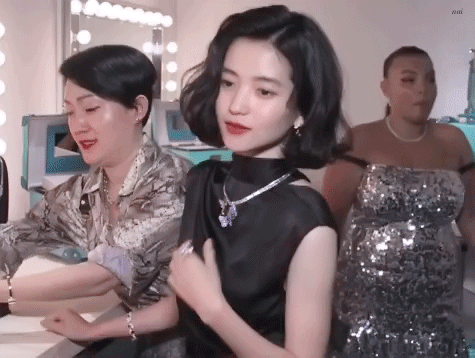 别再“披头散发”了！这4款冬季发型才够美够撩