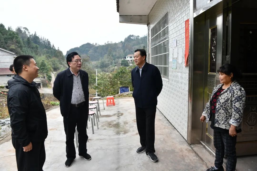 石希欣以“四不两直”方式深入辰溪督导脱贫攻坚