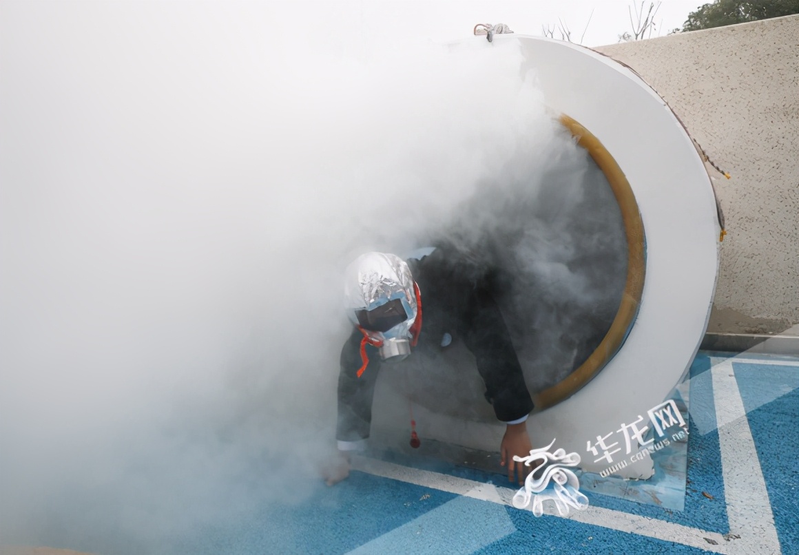 重庆首个青少年消防主题公园开园 可体验水枪灭火、“火场”逃生