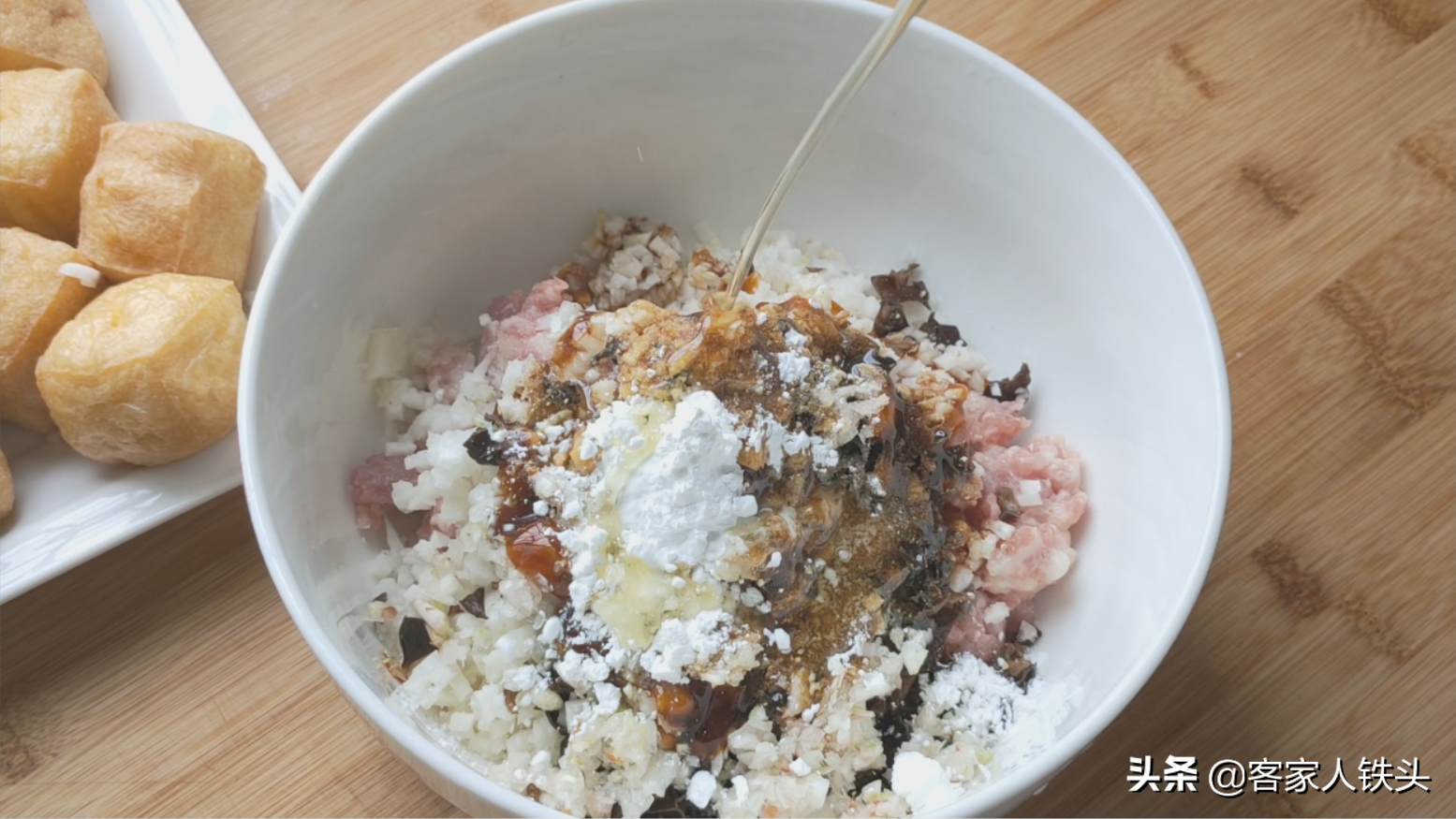 客家酿油豆腐新吃法，加一个沙葛，口感好鲜香味美，咬一口满嘴汁