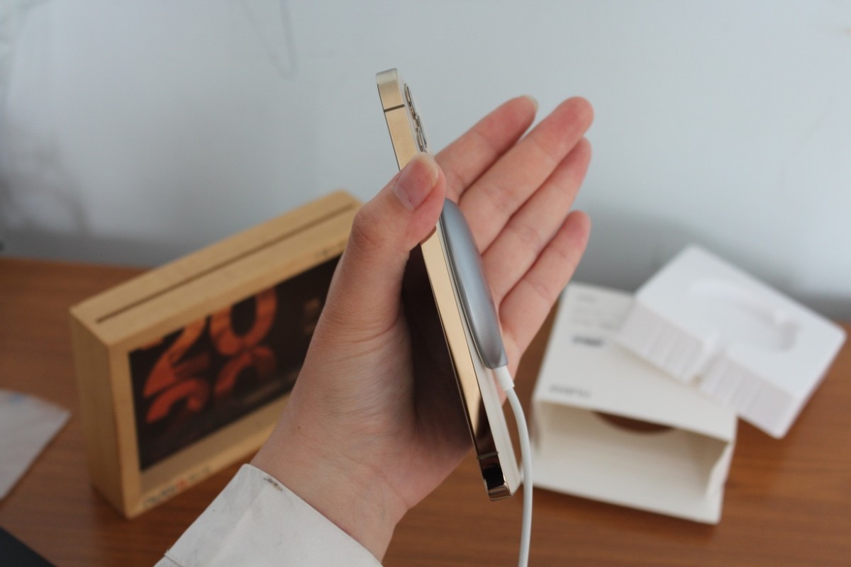努比亚磁吸式无线充电器 iPhone12平价好配件