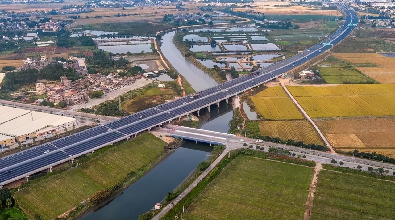 广东一条高速公路改扩建工程非常成功，被立为典范，在全省推广