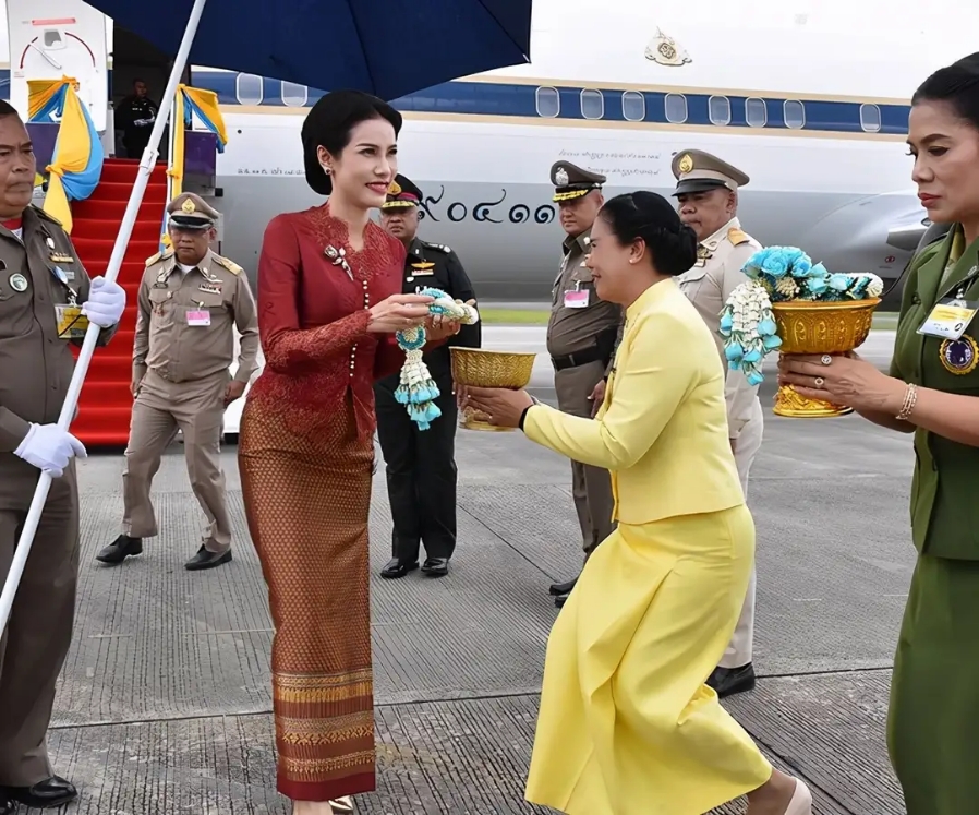 泰国“甄嬛”宠冠六宫！跪地上挑选礼服，泰王