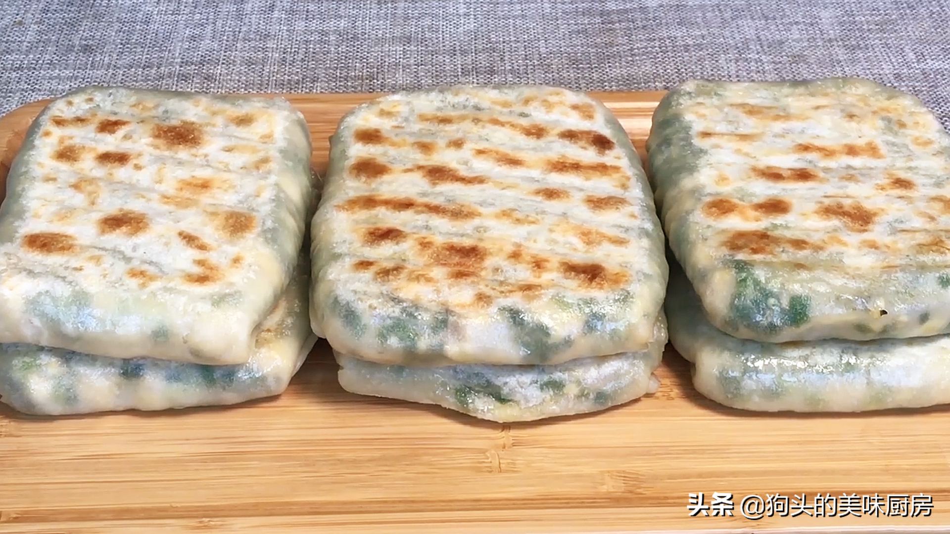 韭菜加豆腐，我家隔三天吃一次，外酥里嫩，飯店都吃不到，太香了