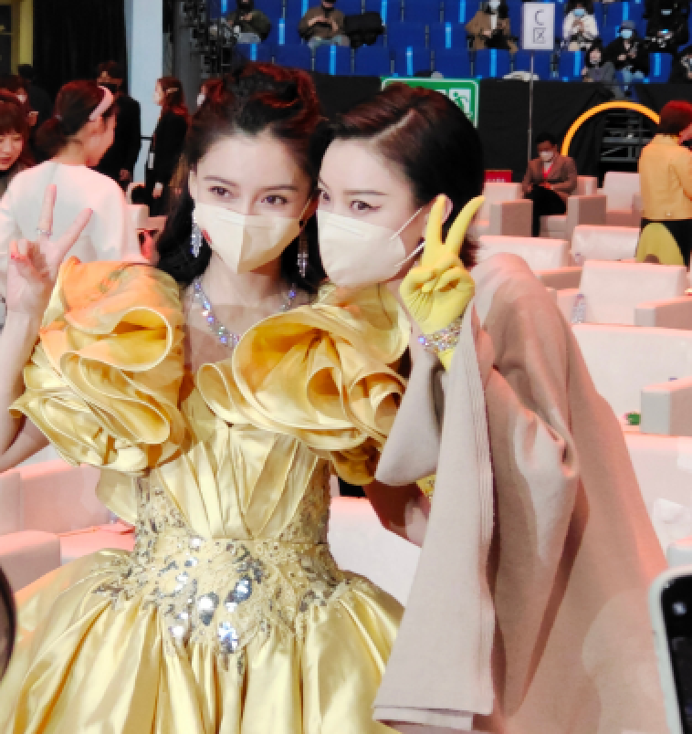 微博之夜尴尬瞬间：杨幂不满安排直接垮脸，丁