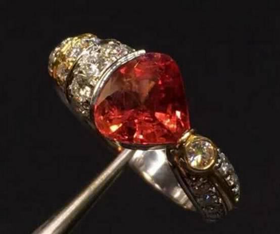 乾隆后人戴着3亿的戒指, 专家要求他上交遭拒,