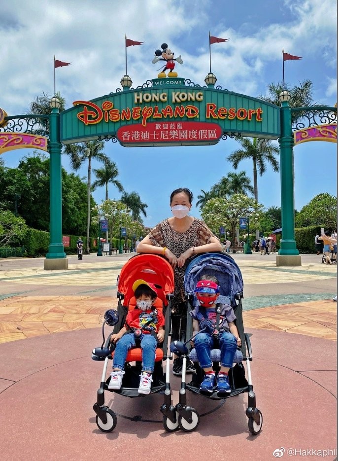 胡杏兒夫婦帶娃過母親節，收兒子花束貼臉親吻，剛出月子就穿短褲