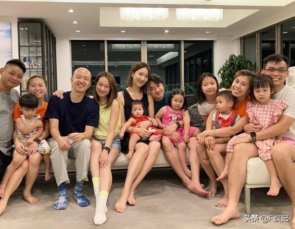 王祖蓝李亚男亲自下厨为朋友庆祝新婚 两位女儿开心出镜拍大合影