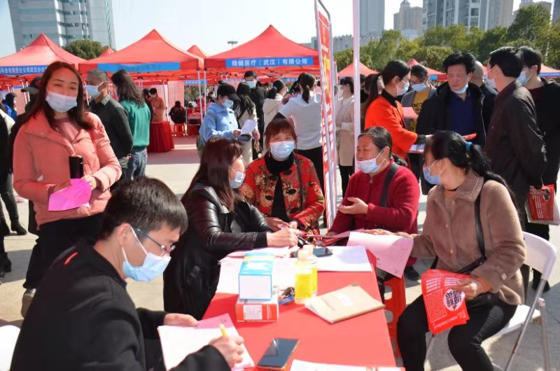 武漢市新洲區舉辦新年首場"春風送真情，就業暖民心"招聘會