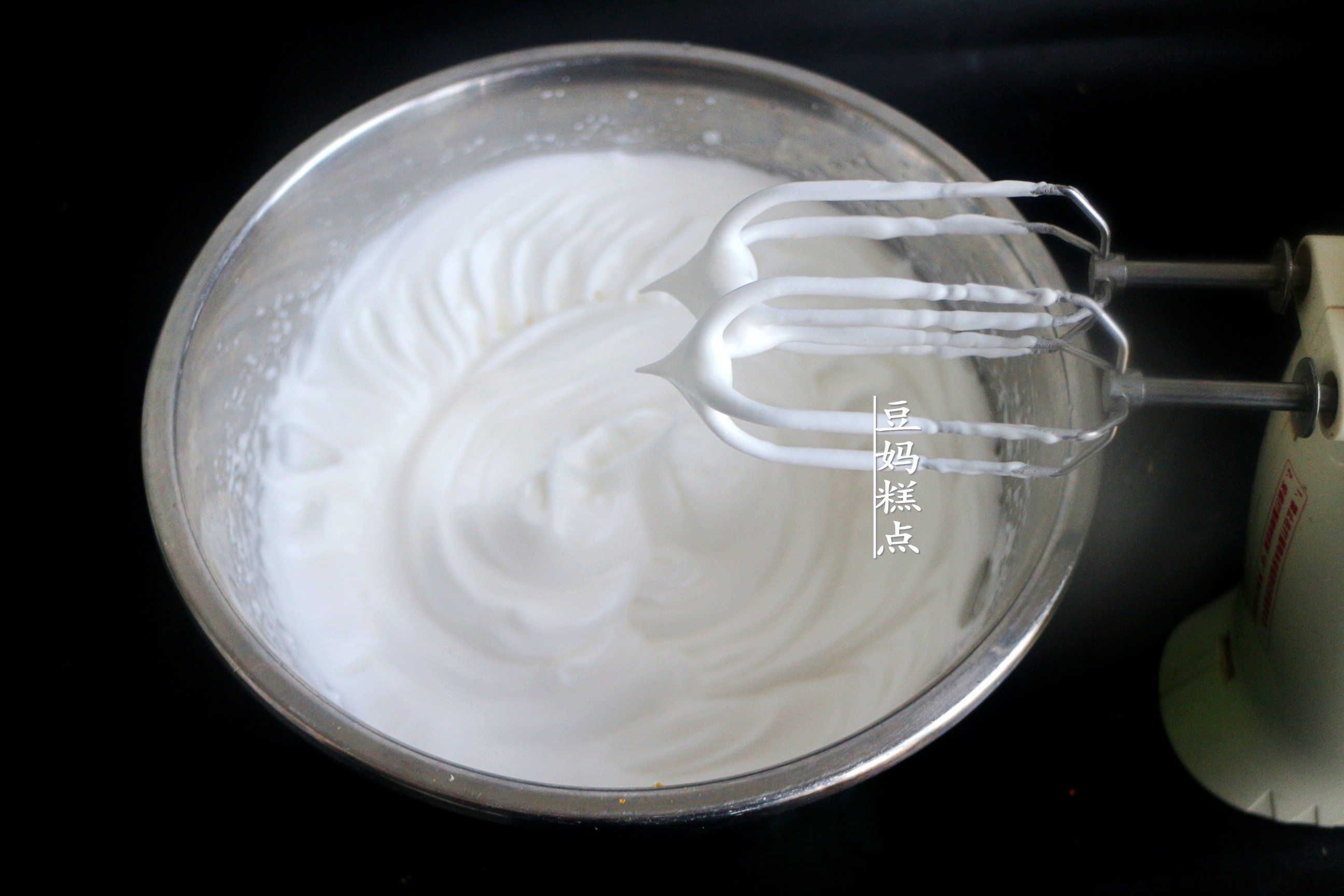 冬天，買2個橙子做蛋糕，口感柔軟清新，滿屋都是香氣