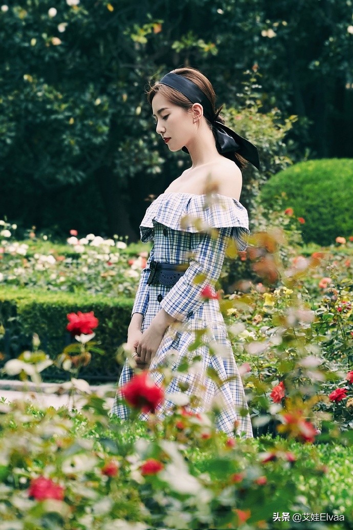 刘诗诗不靠儿子靠颈上热门，穿露肩裙秀天鹅颈