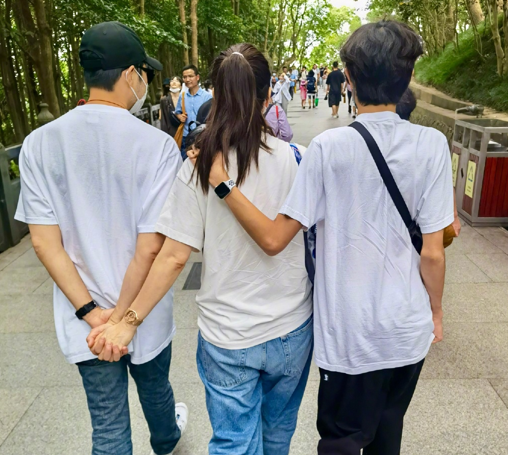 张智霖携家人游普陀山！14岁儿子身高超爸爸，眉眼酷似年轻袁咏仪