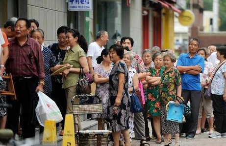 老人在银行门口扎扎堆，放弃利息也要取钱，是什么原因？