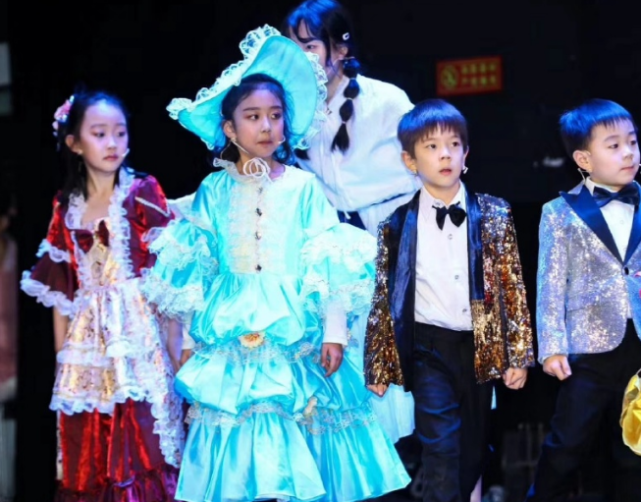 霍思燕杜江兒子演音樂劇，嗯哼一身王子裝扮站C位，被讚太像李現