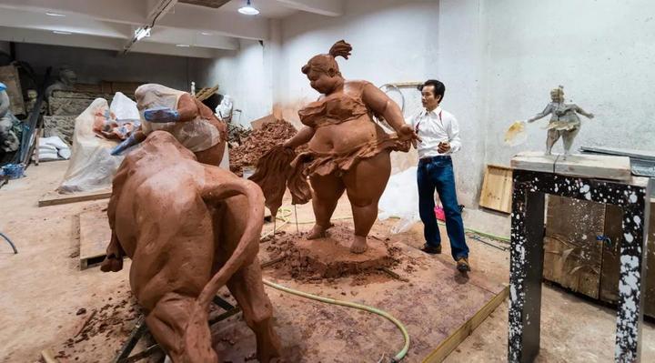 “肥女斗牛”泥稿放大，为西班牙而作