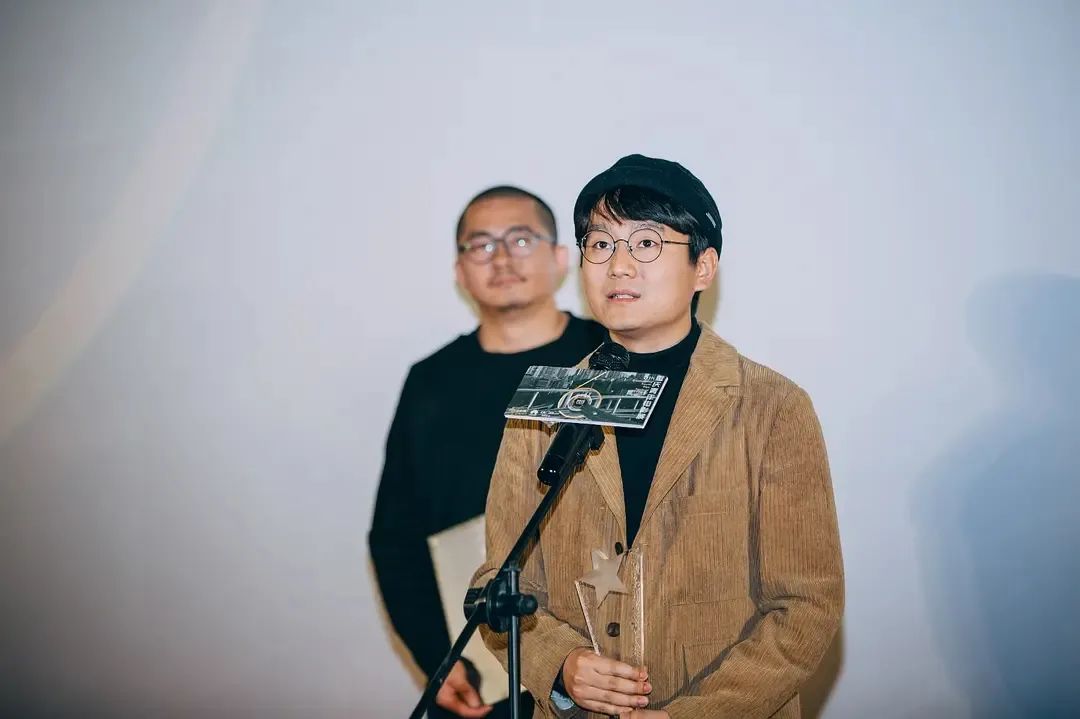 片中演员90%是导演亲戚，一波“虎”操作后，竟