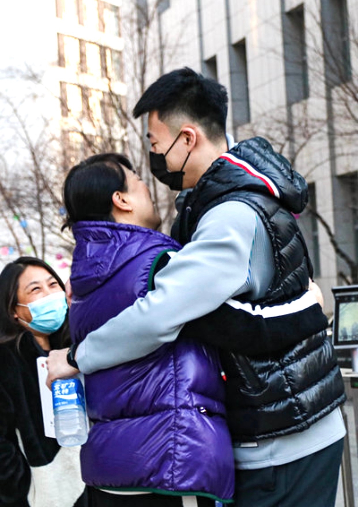 Before Zhang Zhenlin sets out, with mom hug! Old son of a feudal prince or high official: 