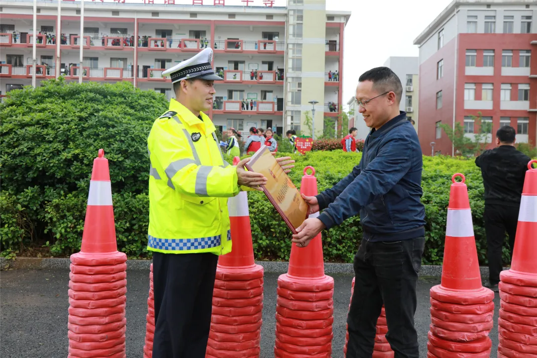 学党史担使命 圆梦“微心愿”交警在行动