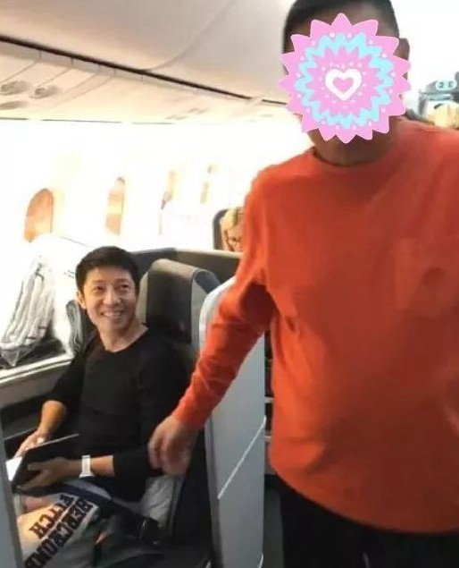 撒贝宁一家四口露面，龙凤胎首曝光，女儿穿千