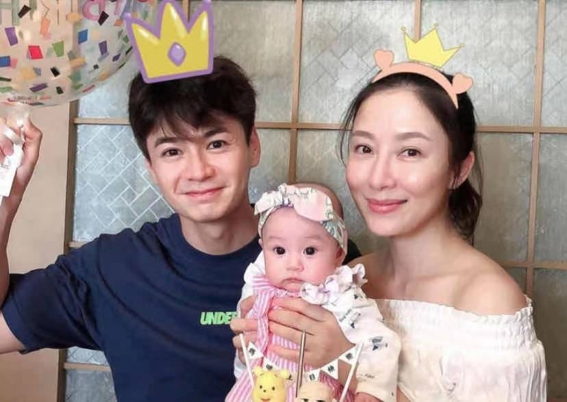 楊怡夫妻為愛女慶生，女兒眼睛大超可愛，楊怡高齡生產後顯老