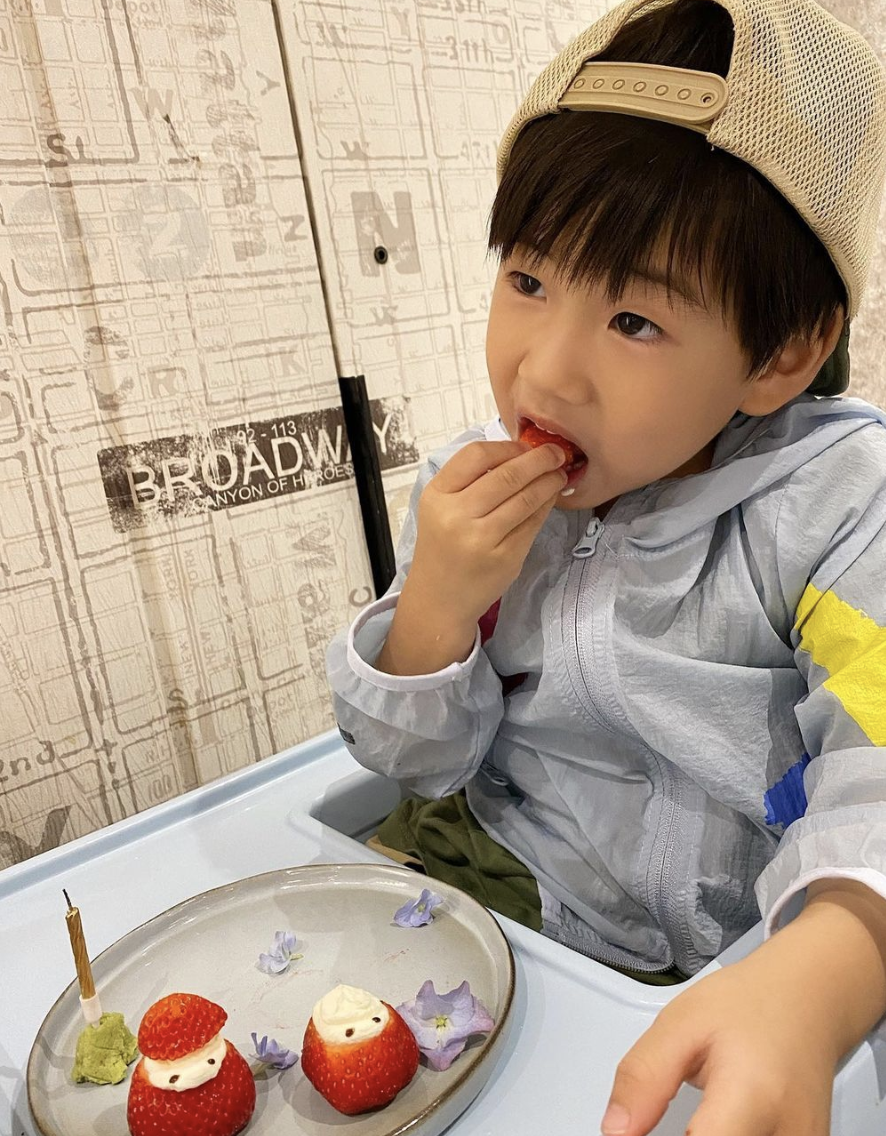 Ella曬全家福為兒子慶生，4歲勁寶外貌帥氣像爸爸，萌態十足