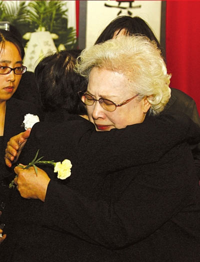 秦怡传：1婚被强迫，2婚被亲妹插足，16岁儿子患病照顾瘫夫20年