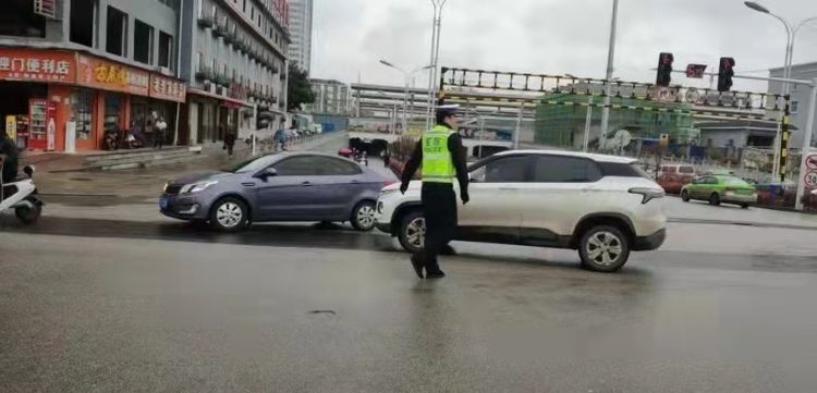 清明小长假 汉中交警一大队全力打造高铁站周边“文明交通”新面貌