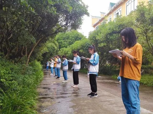 孩子作业没写完，该“熬夜写”还是“早起补”？学霸做法值得借鉴
