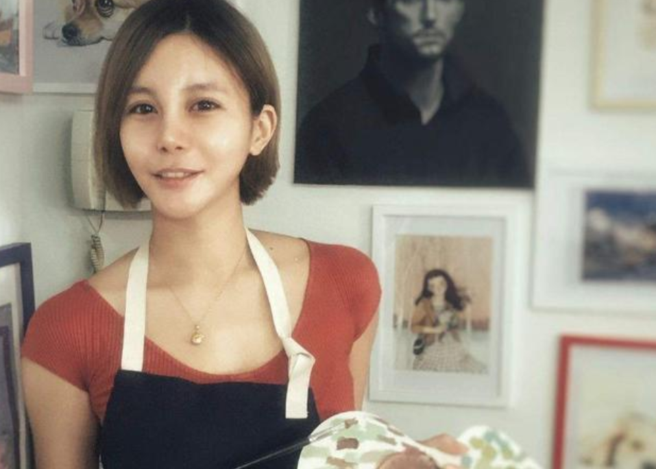 那个“宁愿坐在宝马里哭”的拜金女孩，现在已