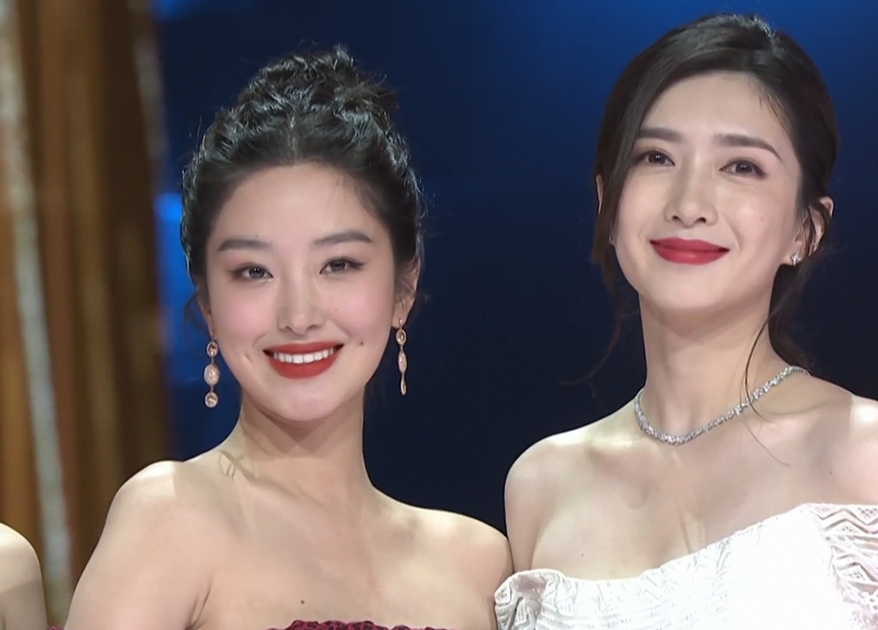 歡樂頌新五美首同框，互動尷尬被指不熟，江疏影楊采鈺比美引爭議