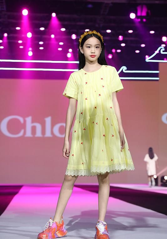 鐘麗緹13歲次女長開，與甜馨撞造型變女王，考拉“嫦娥”造型美翻