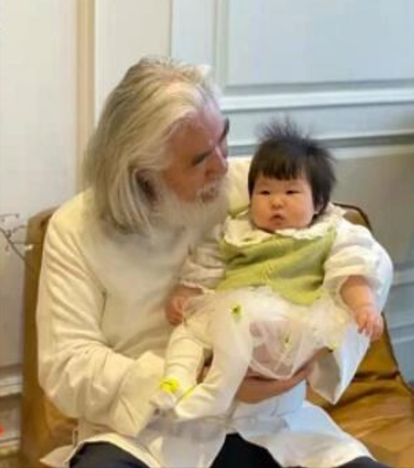 张纪中小31岁娇妻晒照，杜星霖肤白气质佳，小女儿正脸超可爱