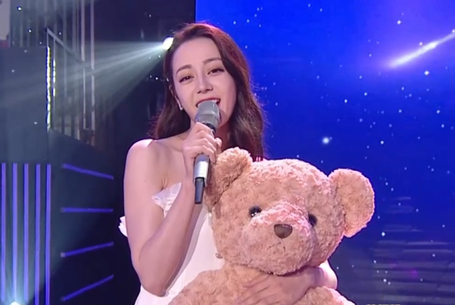 迪丽热巴直播中被求婚，看清男方汪涵及时阻拦