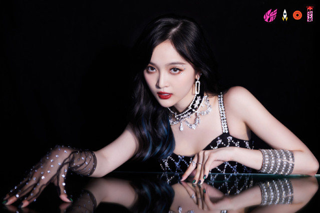 毕业在即还搞区别对待？吴宣仪直拍被下架，其