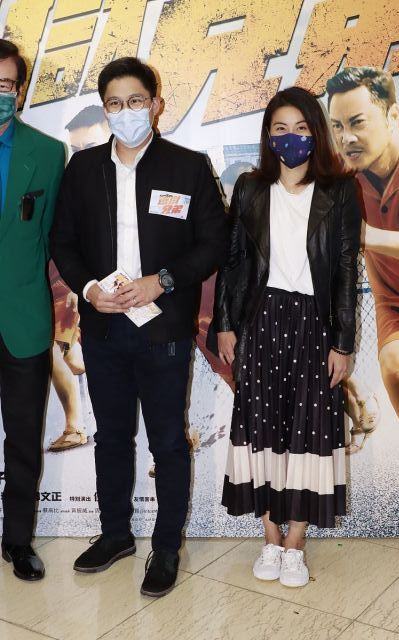 郭晶晶一家看芭蕾表演，7歲長子短褲裡套秋褲，褲子提太高好尷尬