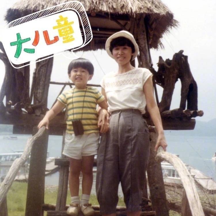 周杰伦晒照为母亲庆生，周妈妈白发苍苍，穿扮时髦但面容略显憔悴