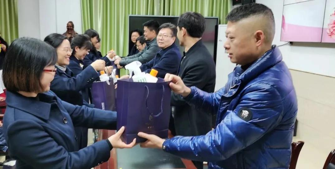 达州市职业高级中学高举办“三八妇女节”座谈会