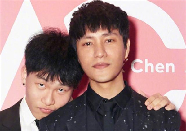 Chen Kun's son is basked in admire cherry to illuminate, with casing schoolgirl long hair waves wave Yan Zhigao, the picture raises an eye to bring amour to guess