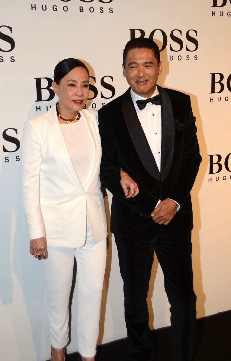 发哥老婆穿衣好高级，白色“西装”配贴头皮盘发，成熟知性又优雅