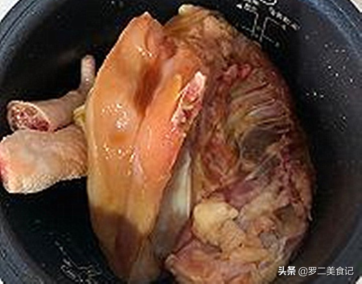 广东的盐焗鸡太香了，电饭煲就能做，一个星期做一次，吃着太香了