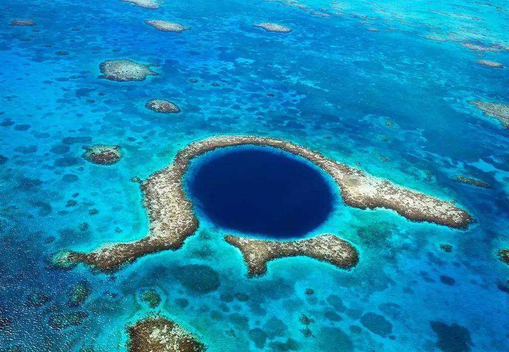 加勒比海灯塔暗礁中的“大蓝洞”，是一个形成于冰期的石灰岩溶洞