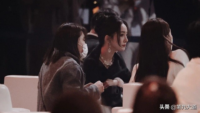 张小斐爆红，各路明星大咖主动搭话，杨幂直接