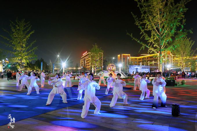 保定安国有一条中央步行街，中医药文化随处可见，夜色下充满魅力