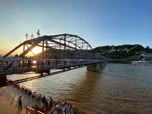 The most famous landmark in Lanzhou, Gansu, is known as the "First Bridge on the Yellow River". Tourists must come to check in