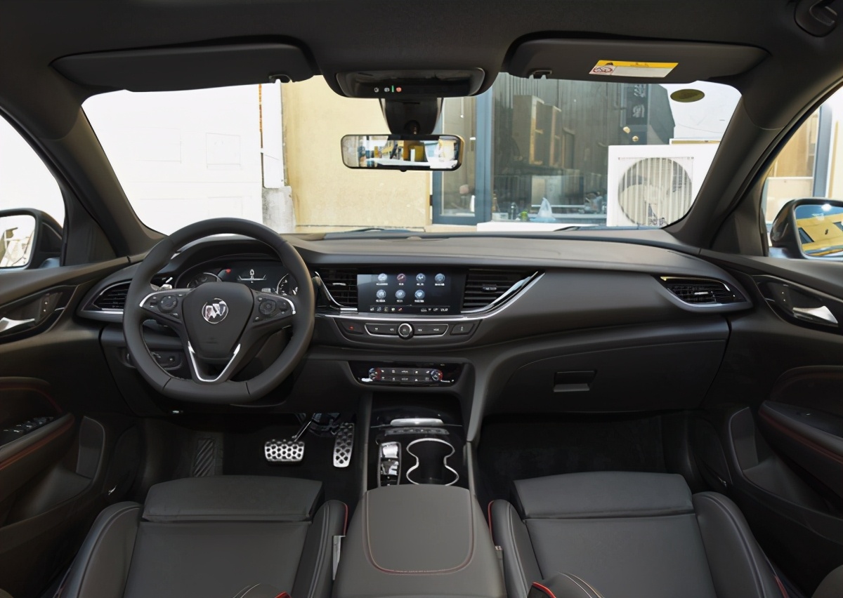 别克君威，轴距2829毫米，2.0T爆237马力，性能优秀