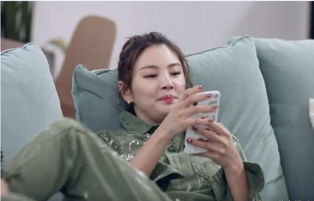 张雨绮“蚯蚓坐”火了，比“葛优躺”还过分，