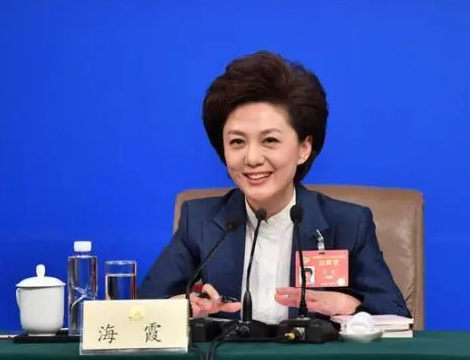 央视主播海霞被疑隔空示爱？丈夫是清华教授，