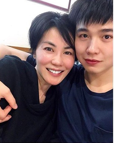 王菲和绯闻小鲜肉亲密合照流出，谢霆锋发图疑回应两人感情状况