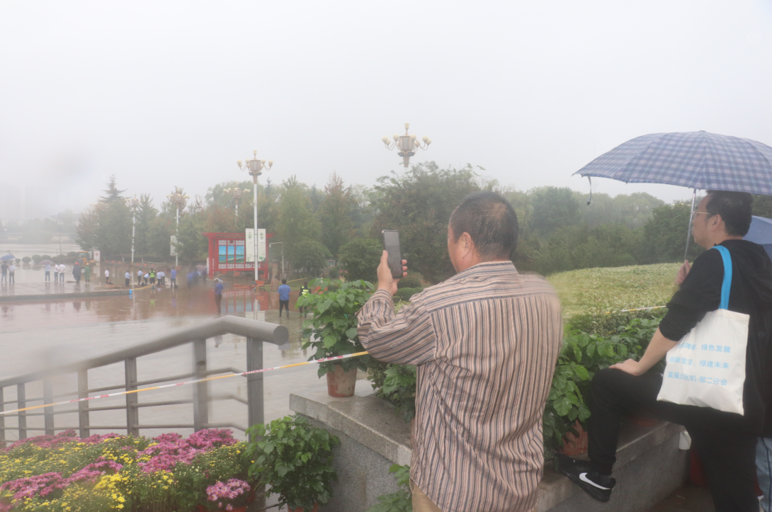 漯河城管雨中清淤“连战”获市民热赞